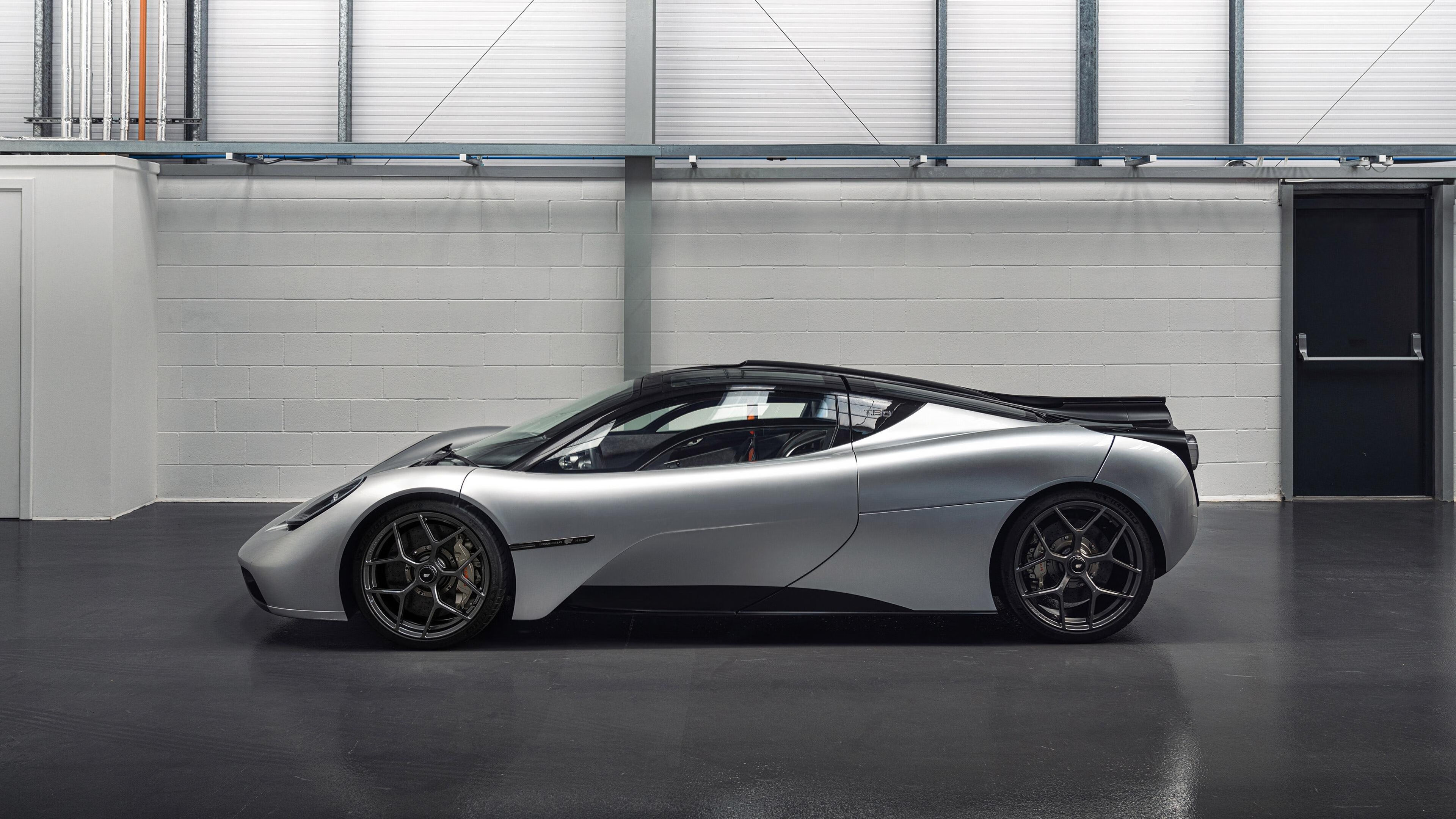 罗马俱乐部冷门获胜,球迷欢呼不止,罗马俱乐部球员